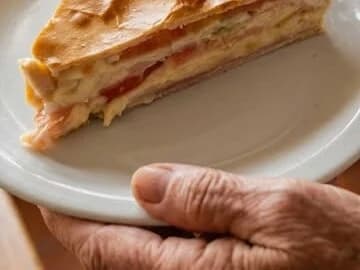 Porción de tarta casera servida a mano